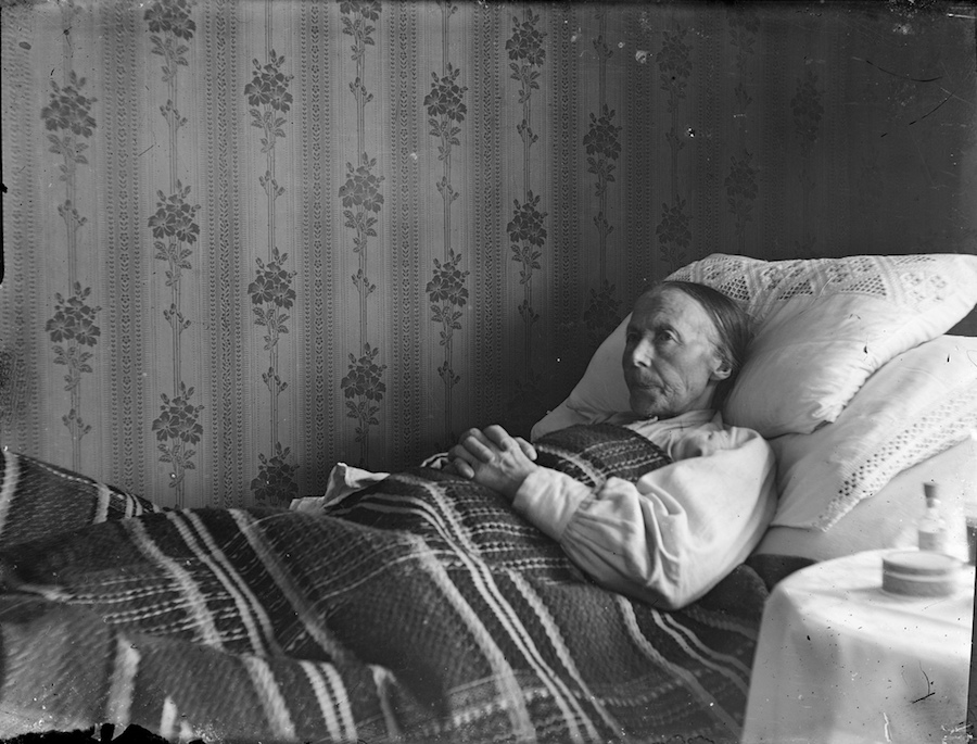 Karina Marta Hansdatter Høydalsdal in her deathbed
